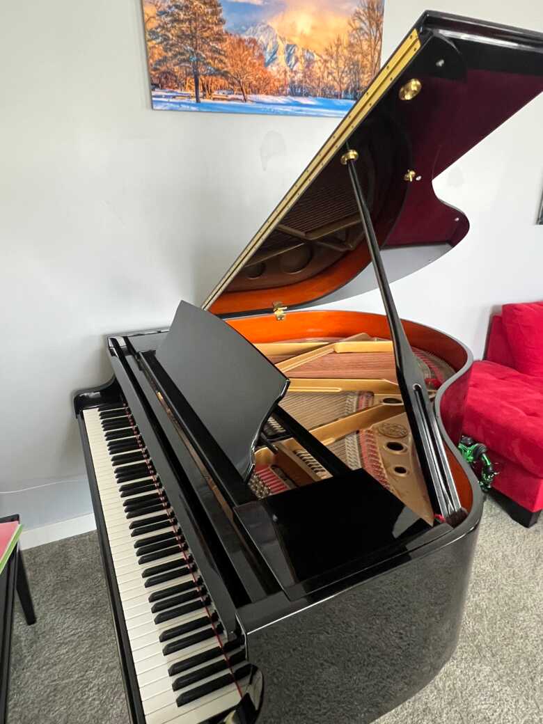 Baby grand piano 