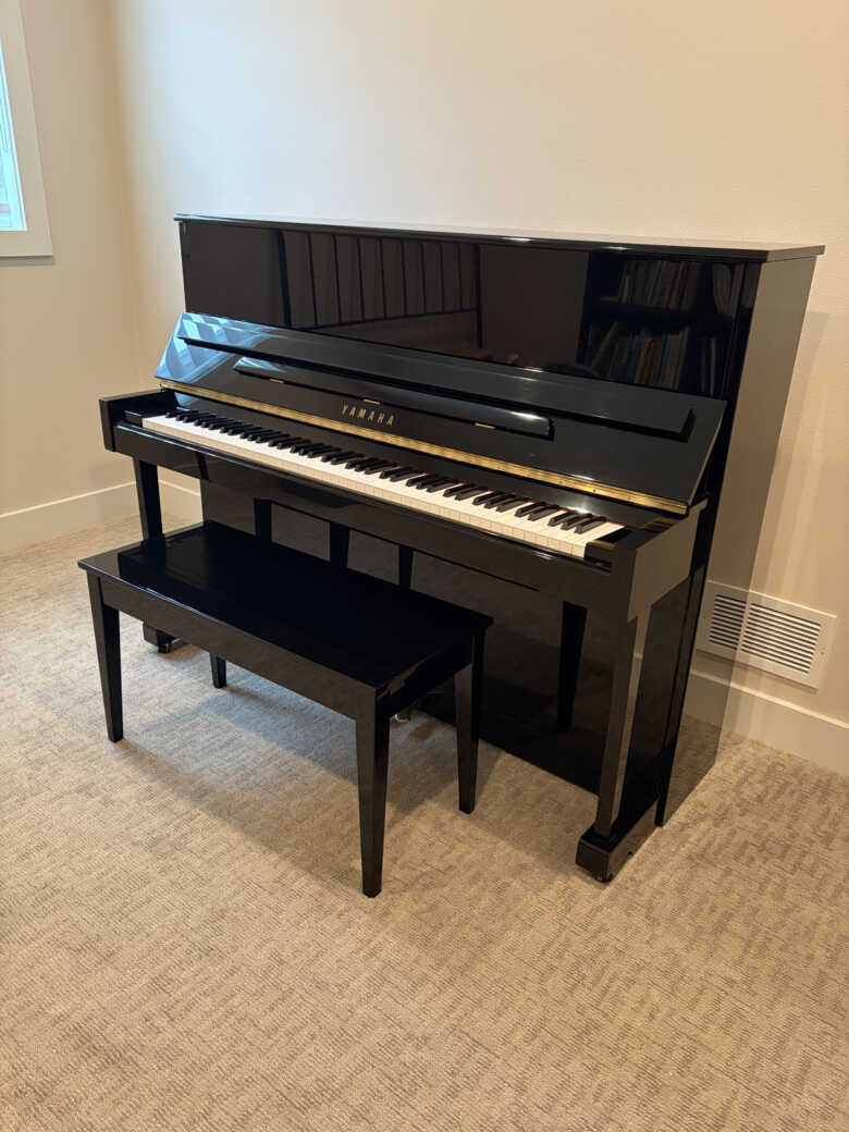 Pristine Yamaha T118 Polished Ebony Upright Piano