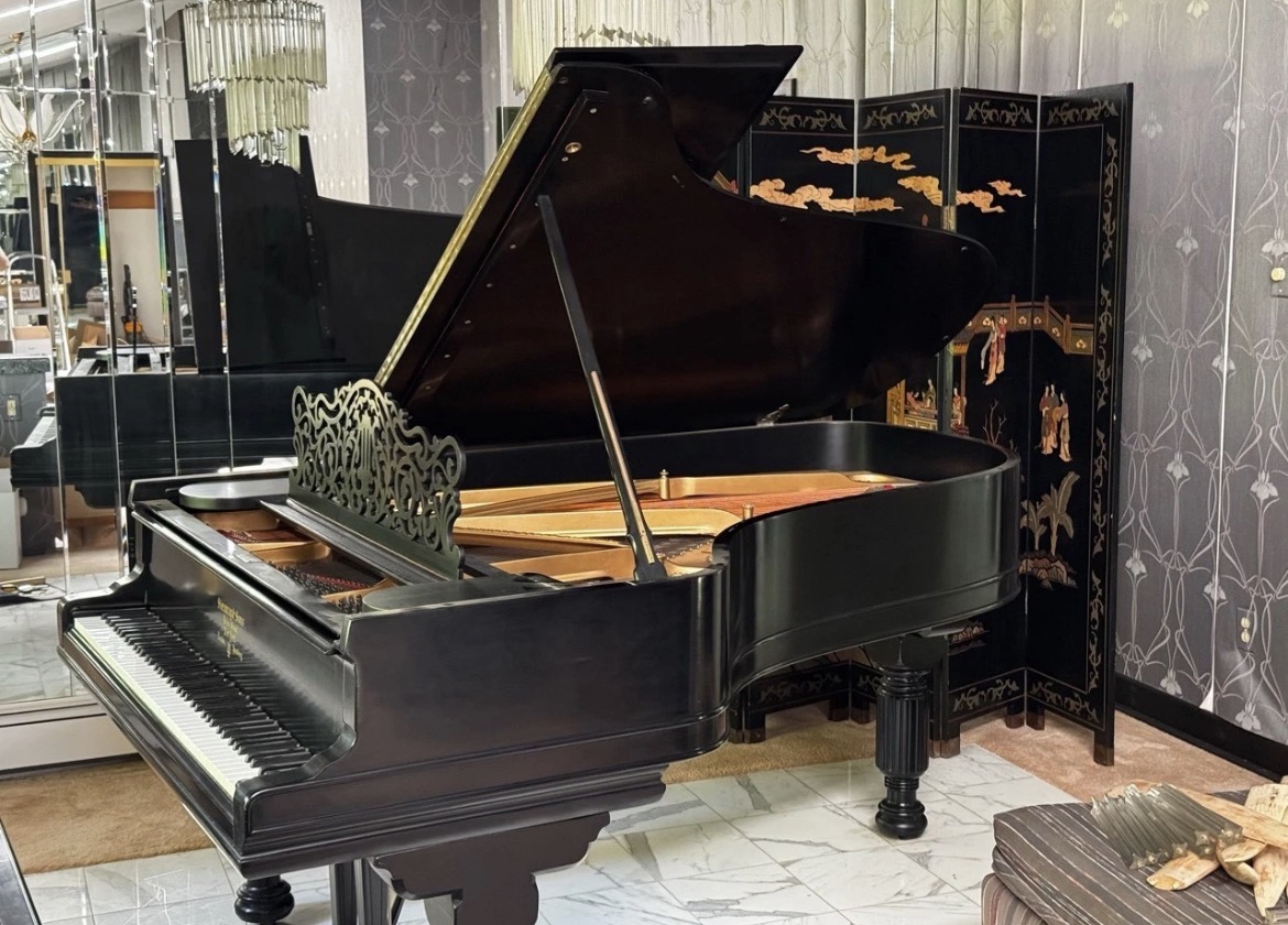 Baby grand piano 