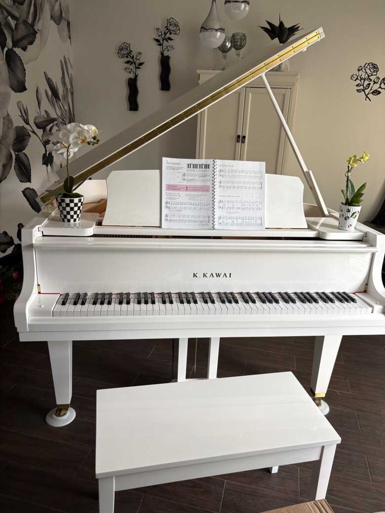 Kawaii White Baby Grand Piano 