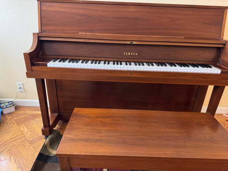 Yamaha Upright P22 - Looks like new - Moving must sell