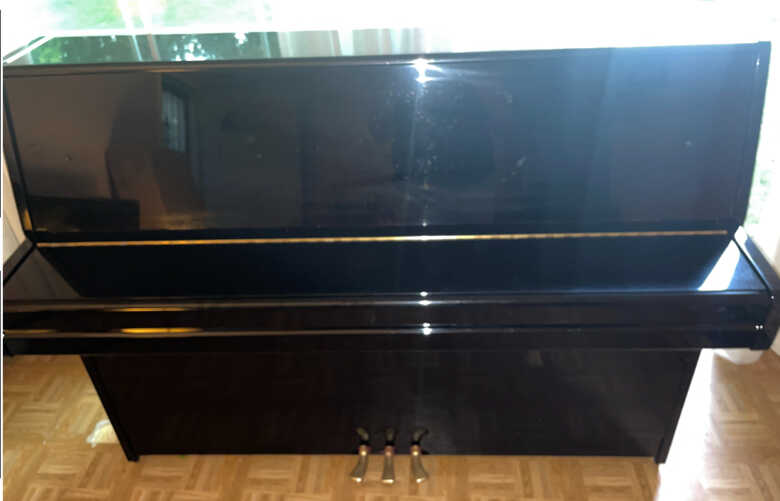 Upright Acoustic Yamaha w/ Bench