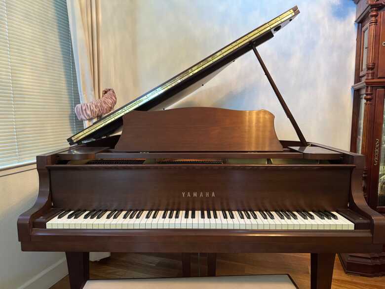 Yamaha G1J Baby Grand Piano – Made in Japan – Satin Bro