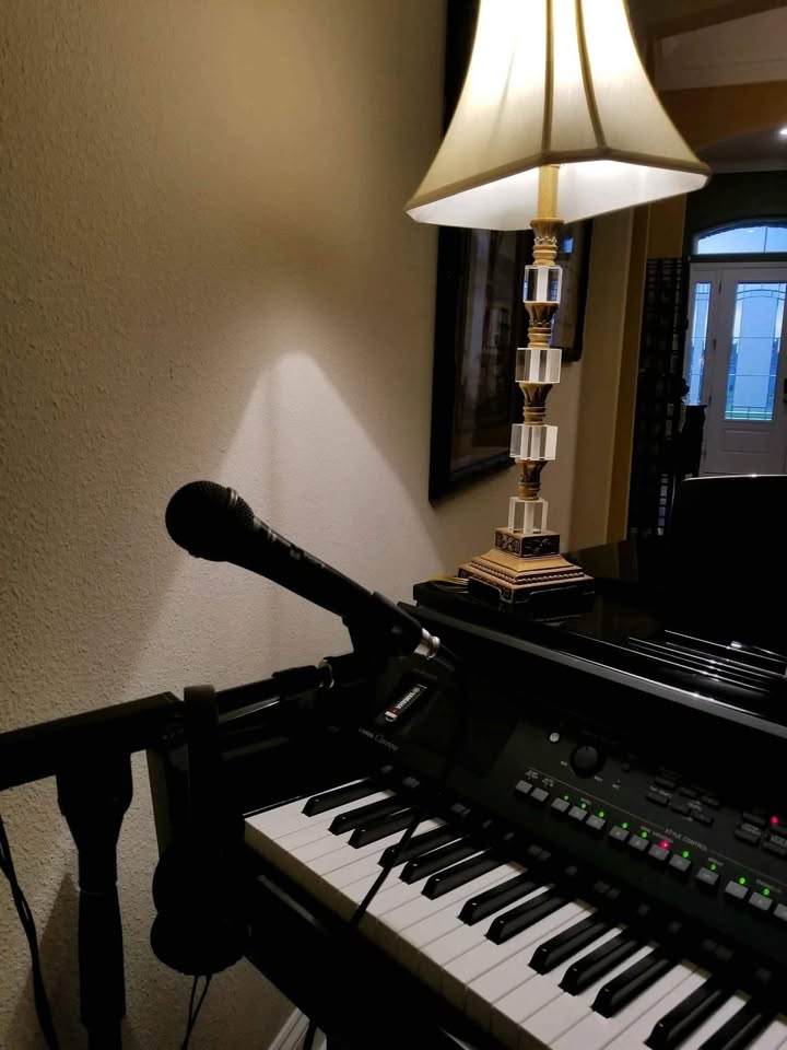 UNUSED, LIKE NEW, CVP 709GP Baby Grand (from Model Home)