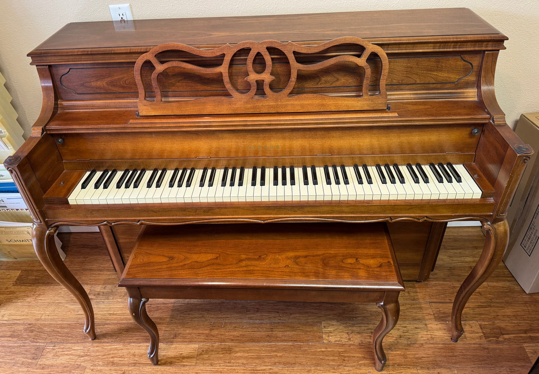 Pretty Console Yamaha Upright in Good Condition