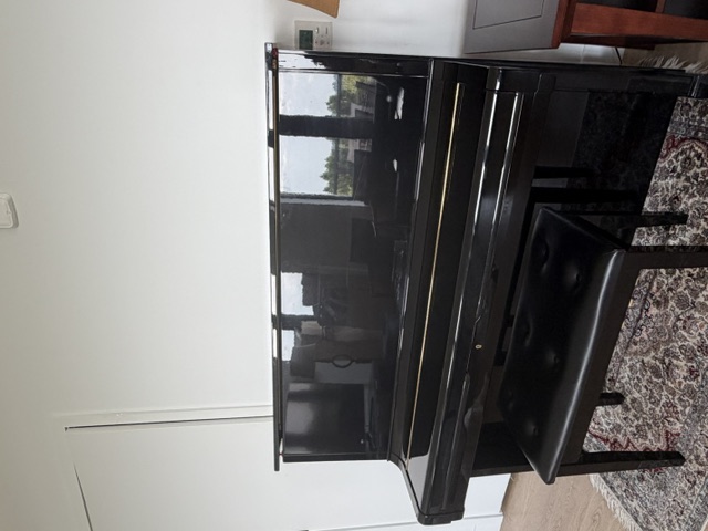 Black Yamaha U2 with bench for sale