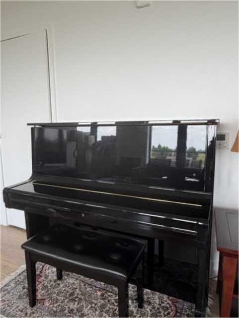 Black Yamaha U2 with bench for sale