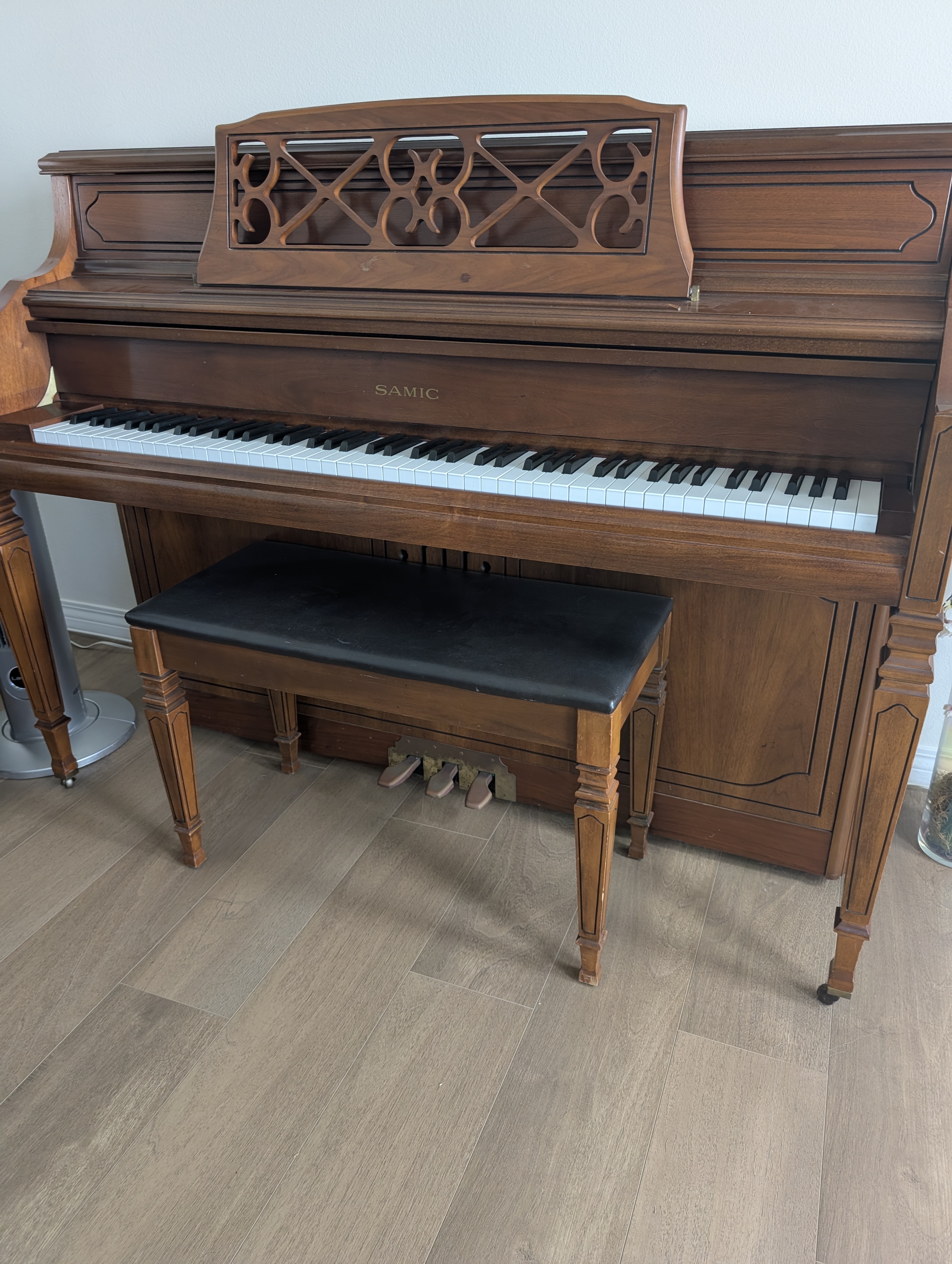 Samick Upright Piano – Very Good Condition
