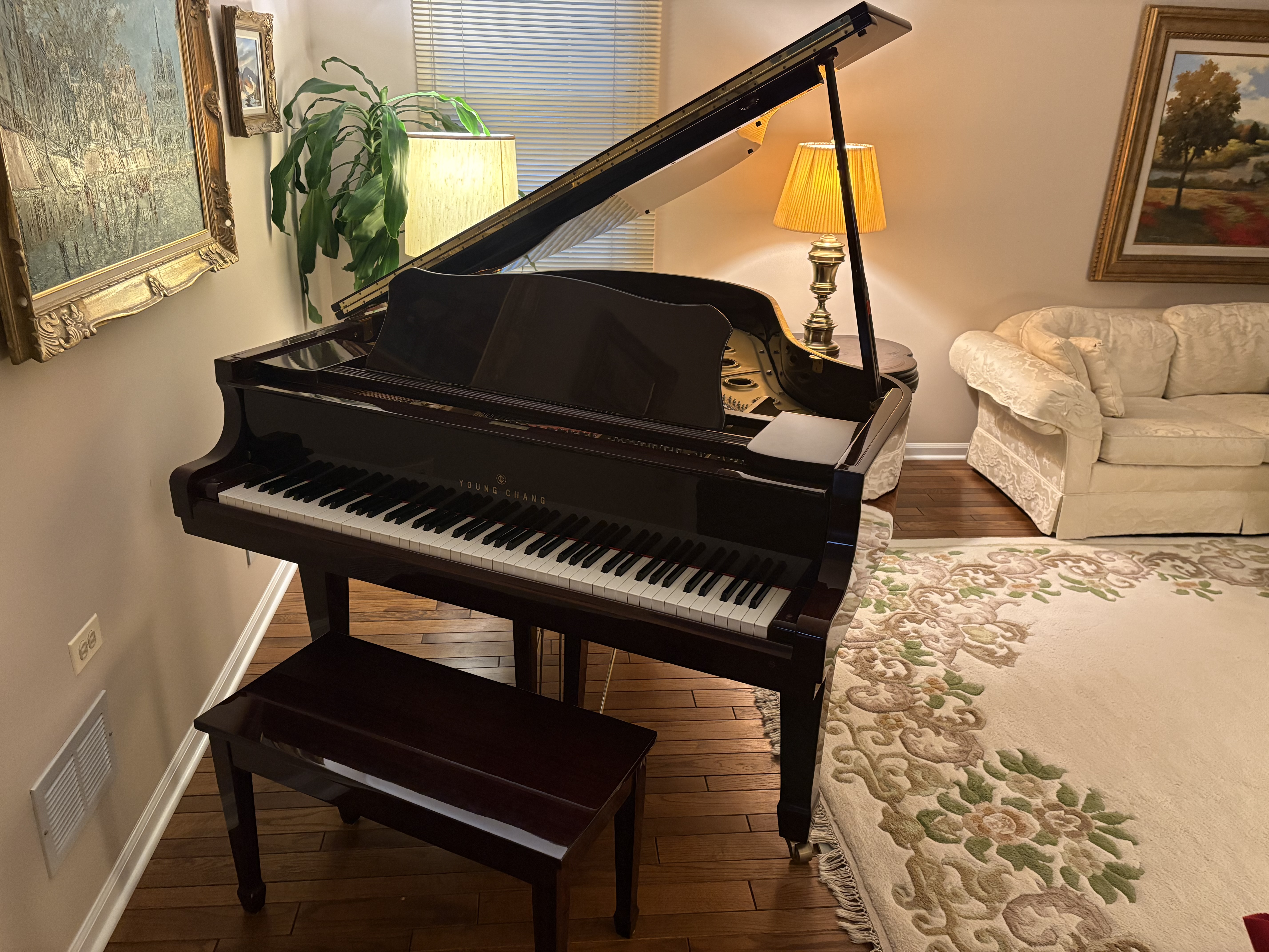 Stunning baby grand piano classic in excellent condition