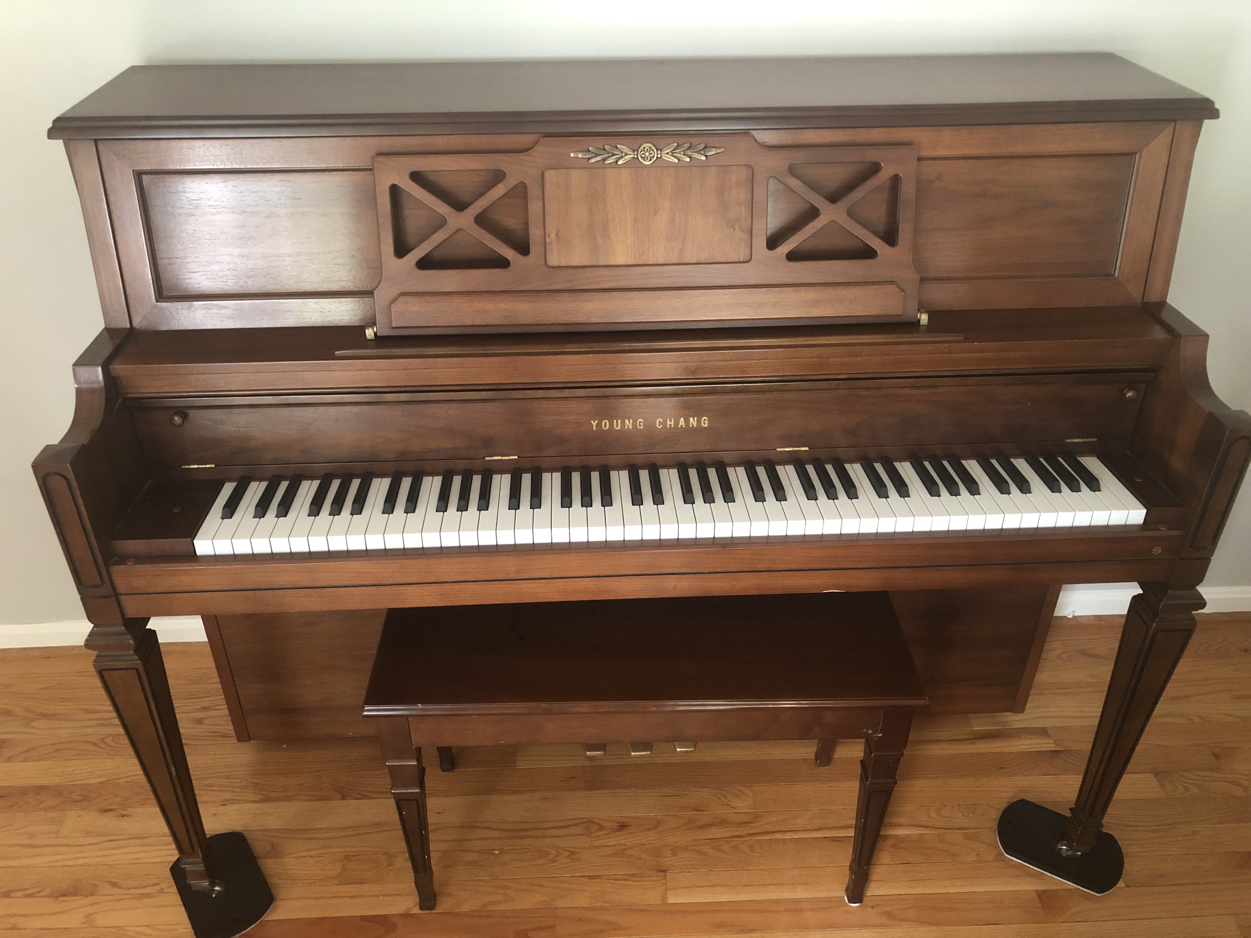 1997 Young Chang F-116 Console/Studio 48” Upright Piano