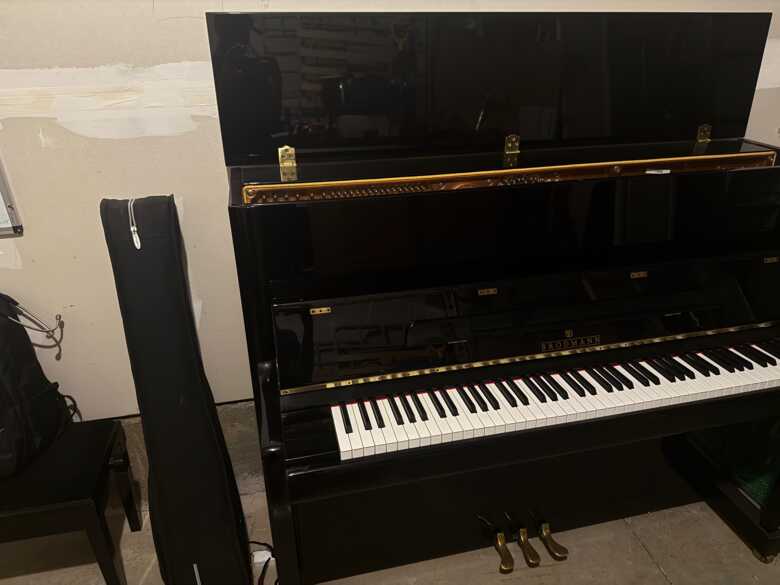 Brodmann Upright in High Polished Ebony CE-118 Piano
