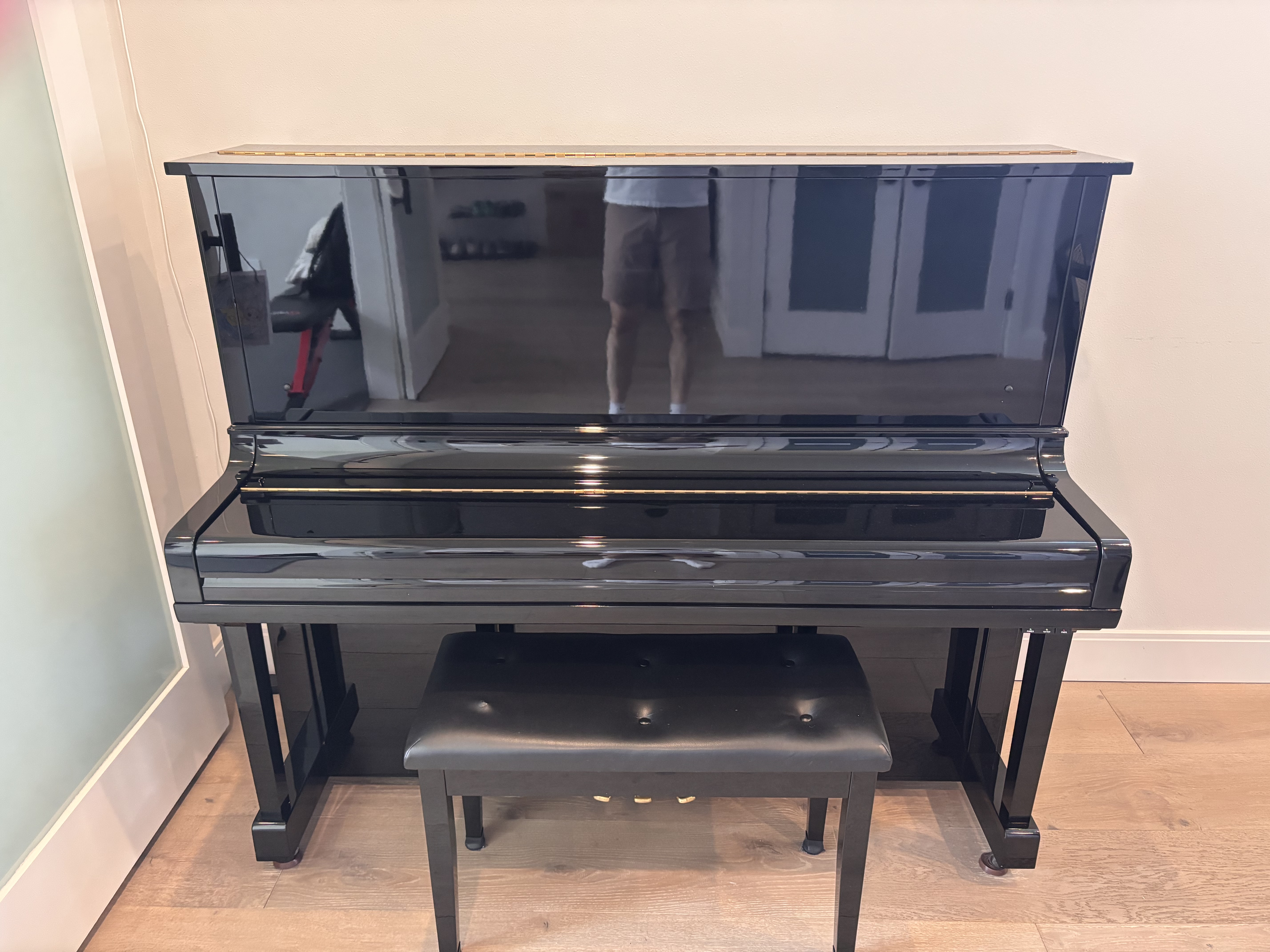 Beautiful Yamaha U30 Bl - High Gloss Ebony