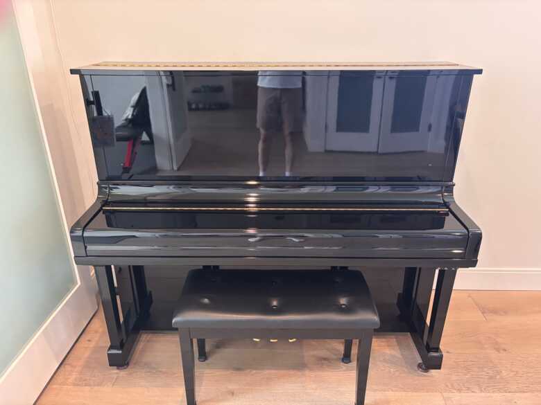 Beautiful Yamaha U30 Bl - High Gloss Ebony