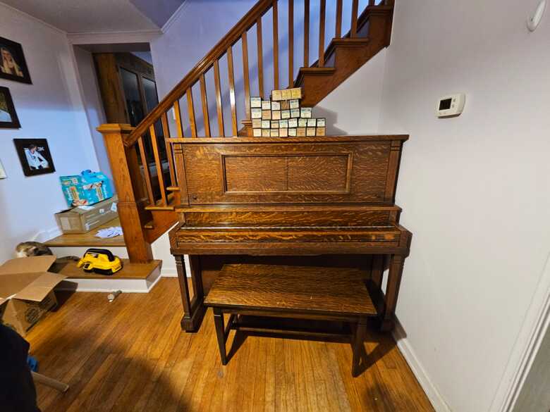 1910 Cincinnati Duchess with Matching Stool 30 Music Rolls