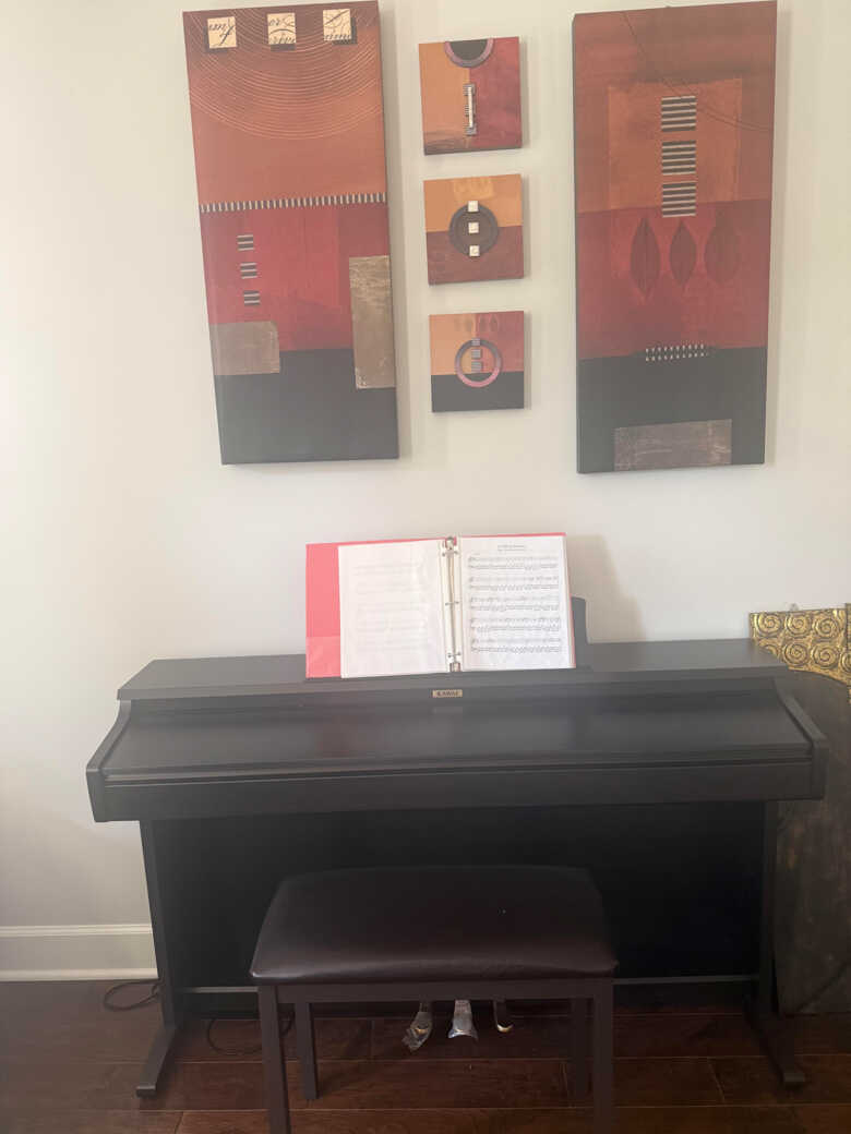 Great Condition ! With Pedals and bench - all working keys
