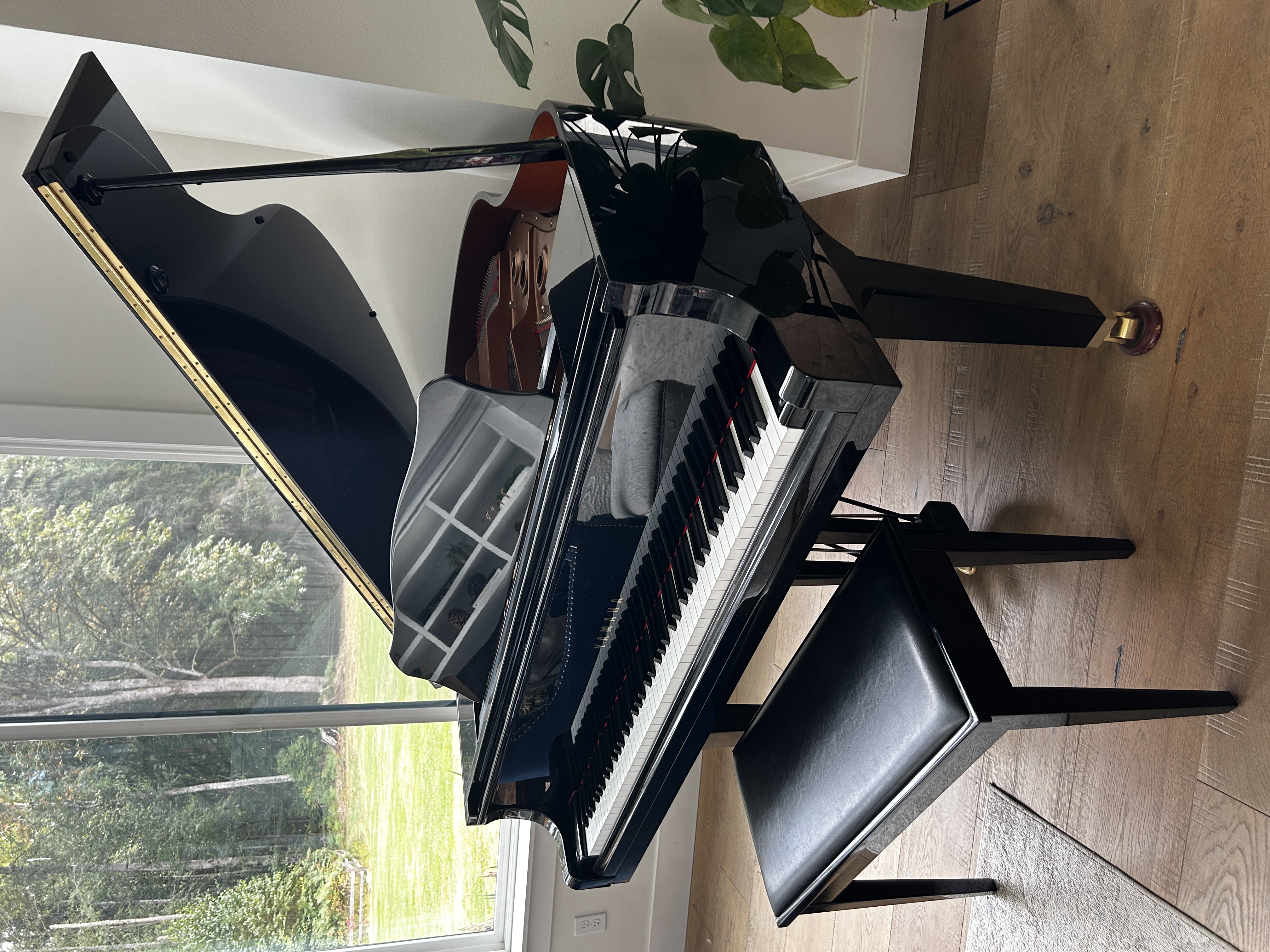 Yamaha Baby Grand Piano w/matching padded bench