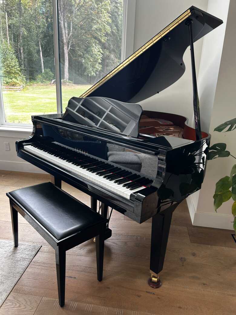 Yamaha Baby Grand Piano w/matching padded bench