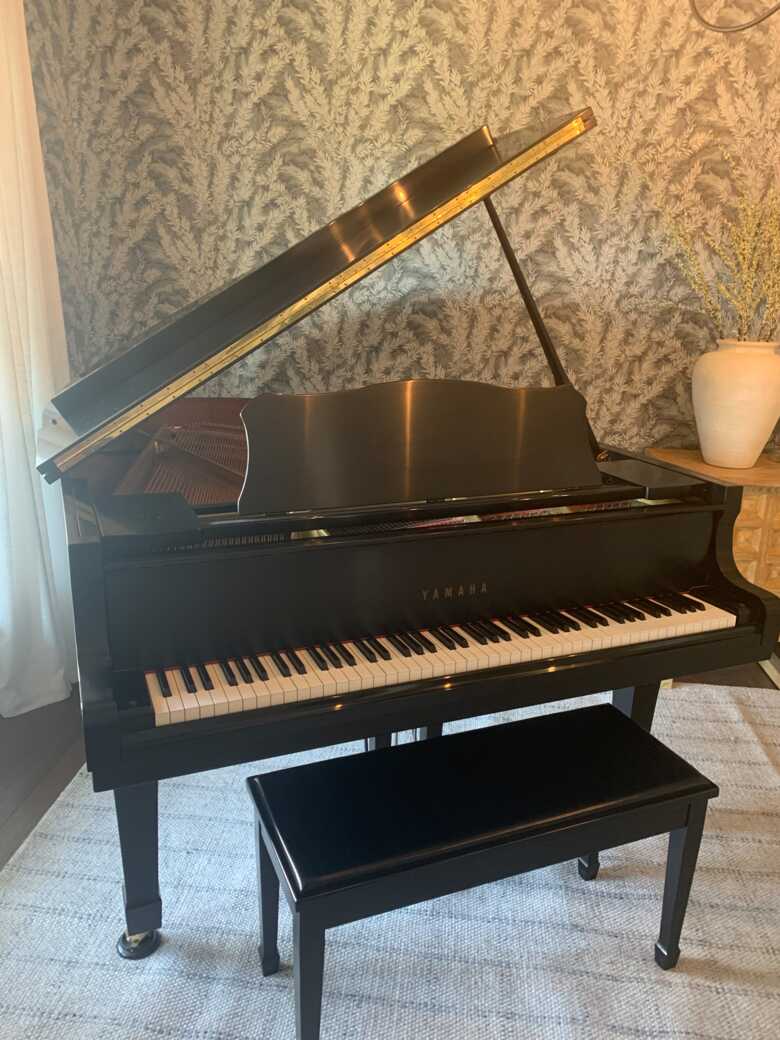 Yamaha G2 Satin Black w/Bench