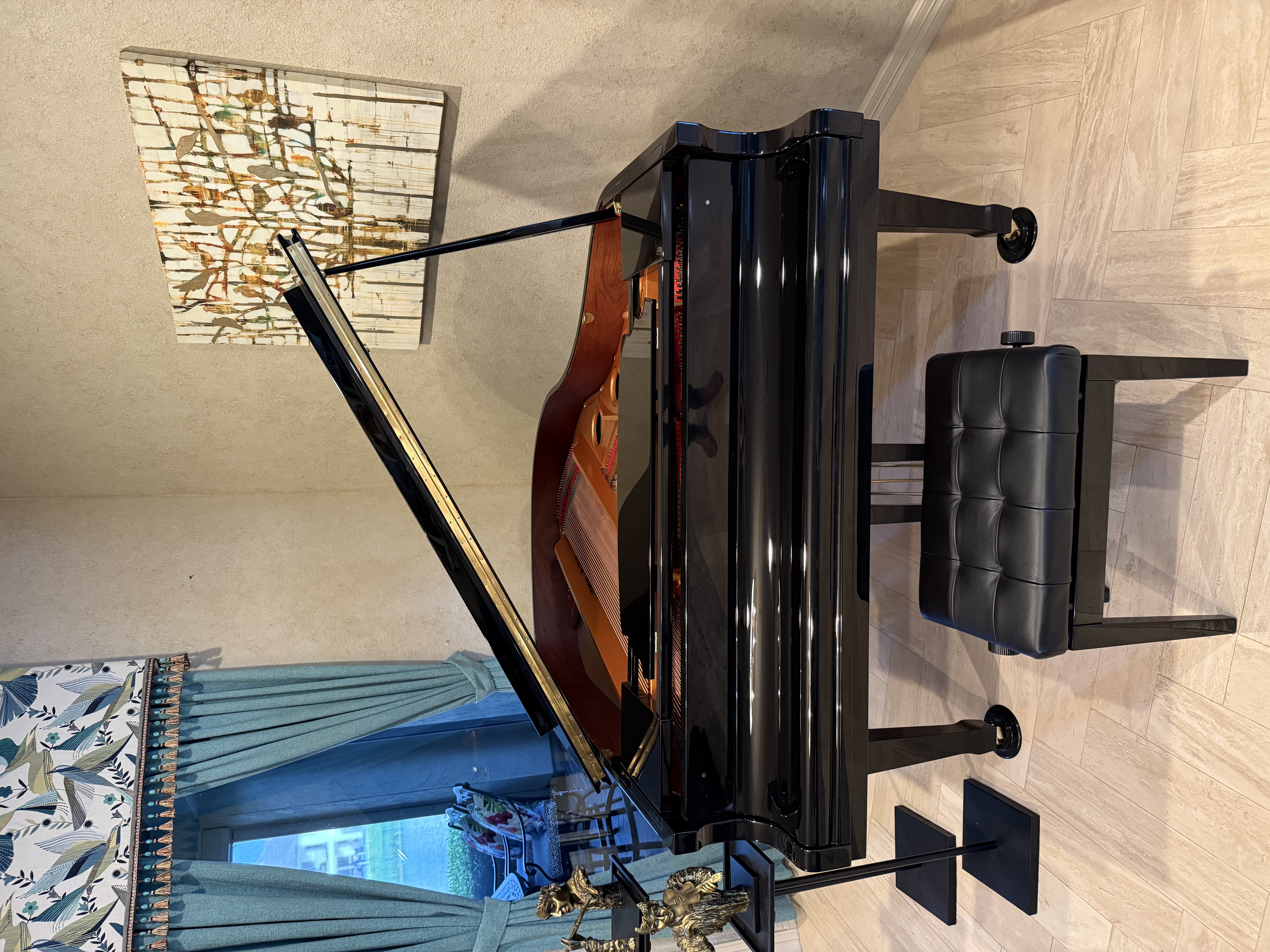 Elegant Baby Grand Piano - Almost new - Hardly used
