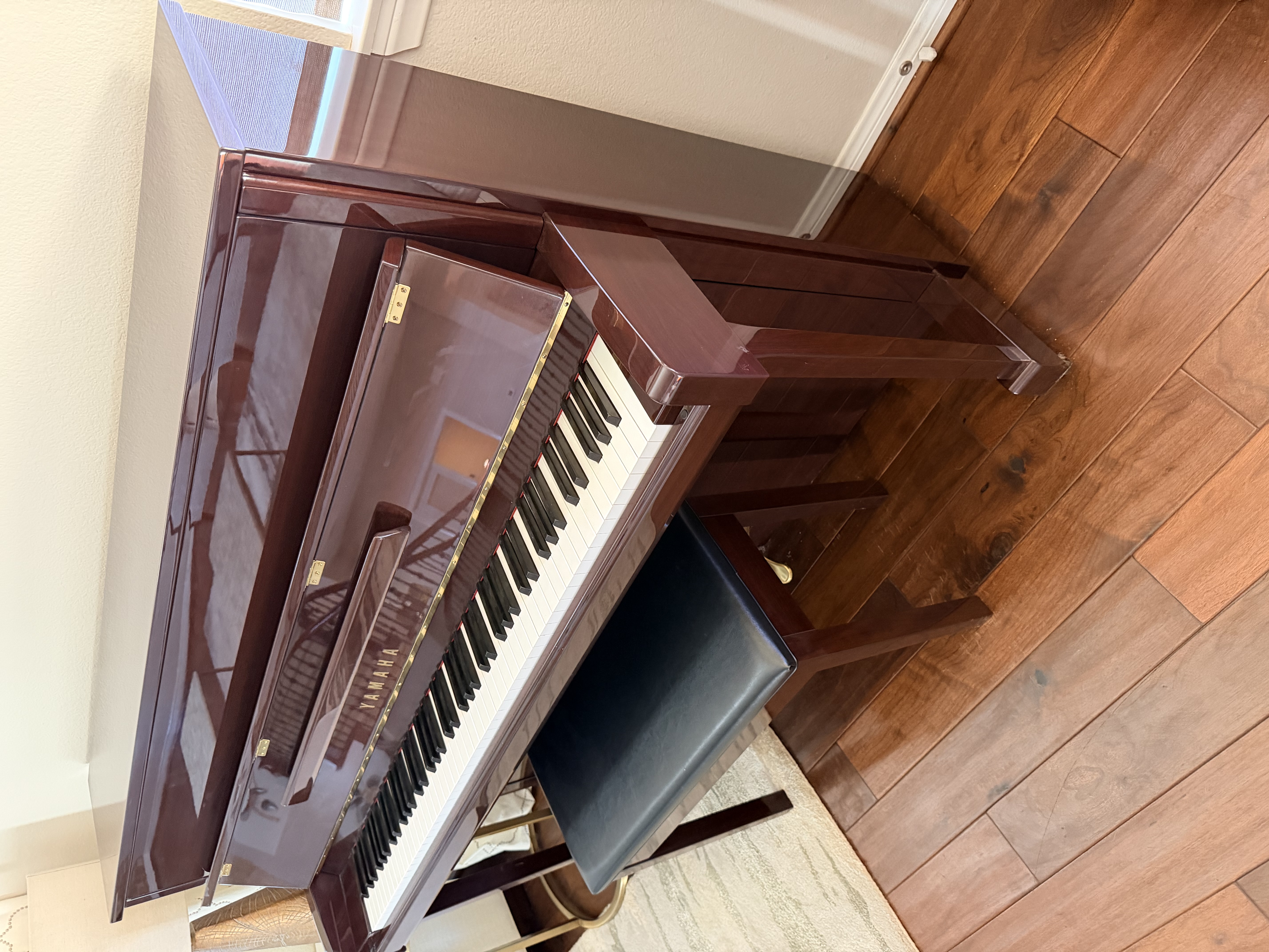 Yamaha upright piano like new!