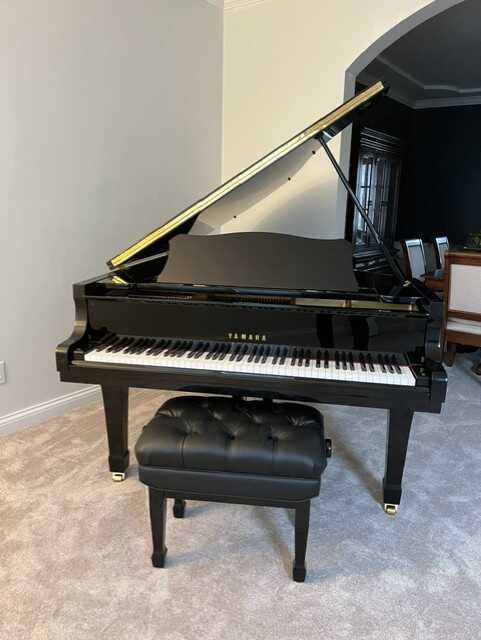 Black High Gloss Yamaha G3 Piano Pristine