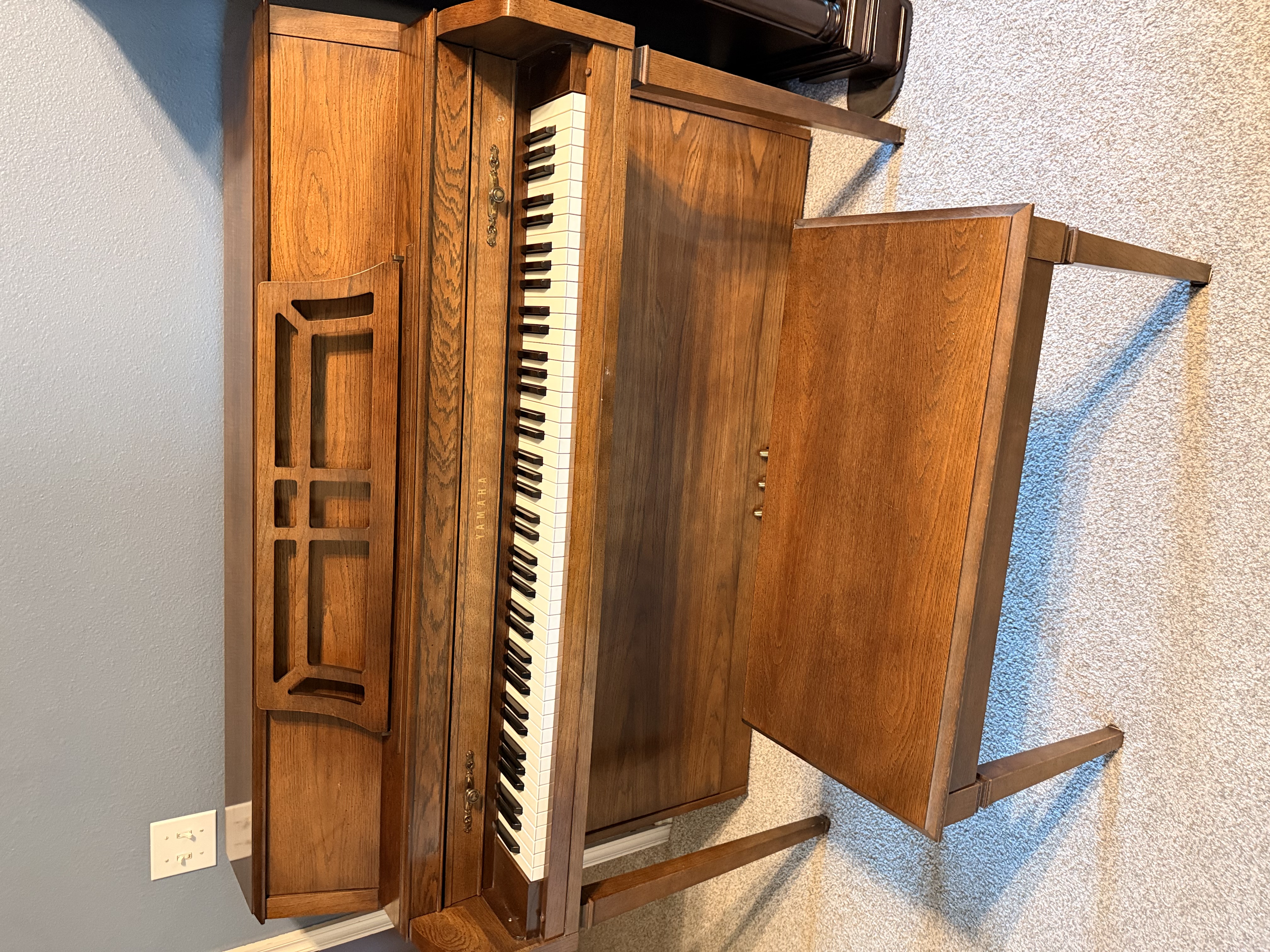 1985 Yamaha M302 42" console piano, oak. One owner.