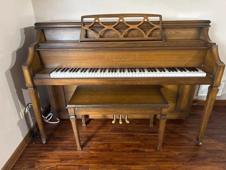 Upright piano
