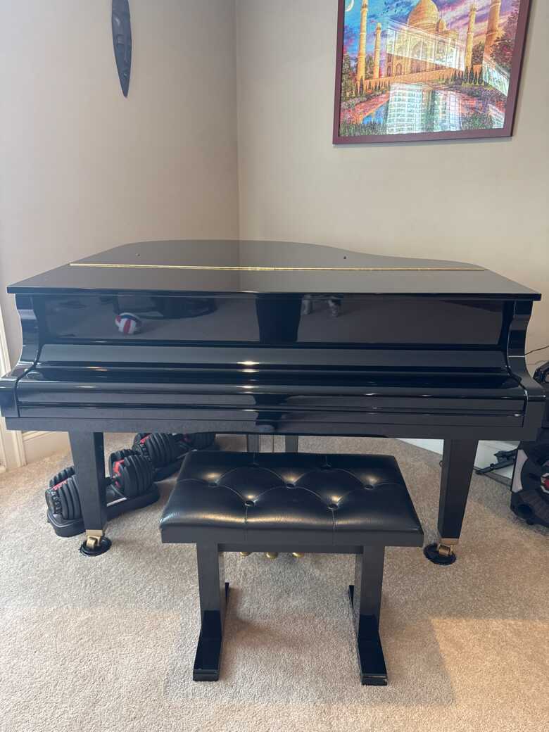 Yamaha grand piano for sale, in good condition 
