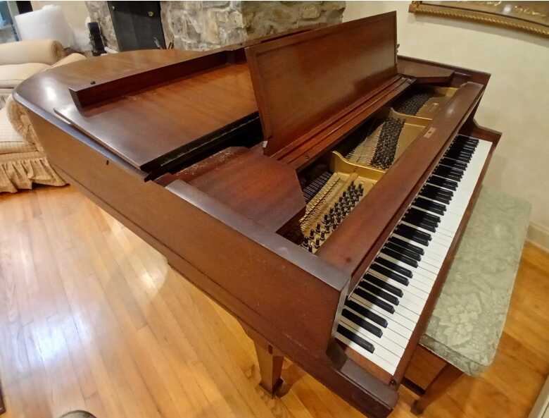 Sohmer & Co. -  Agraffe Baby Grand in Mahogany