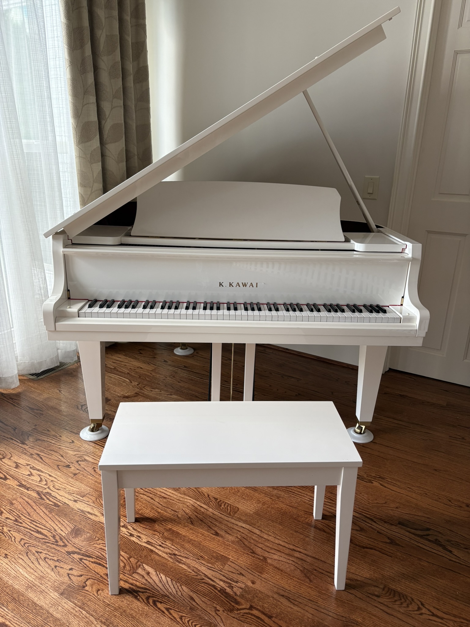 White Piano in Excellent Condition with QRS PNOmation Playe