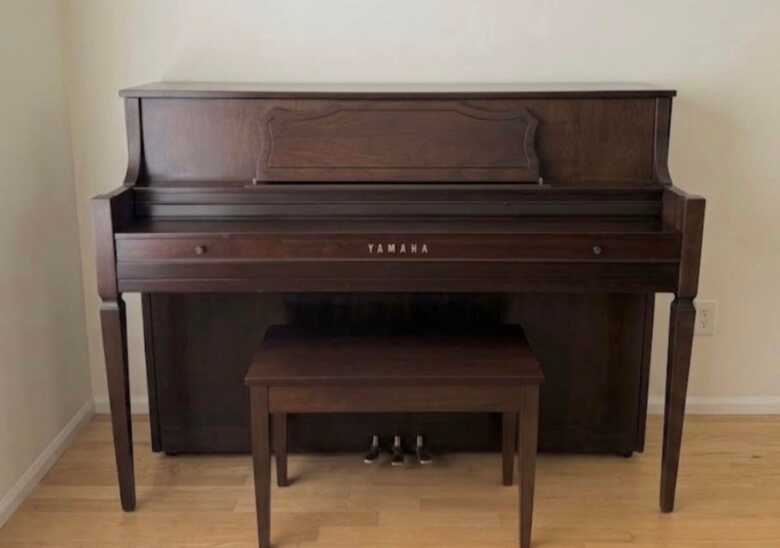 Brown Cherry Upright Yamaha Piano 