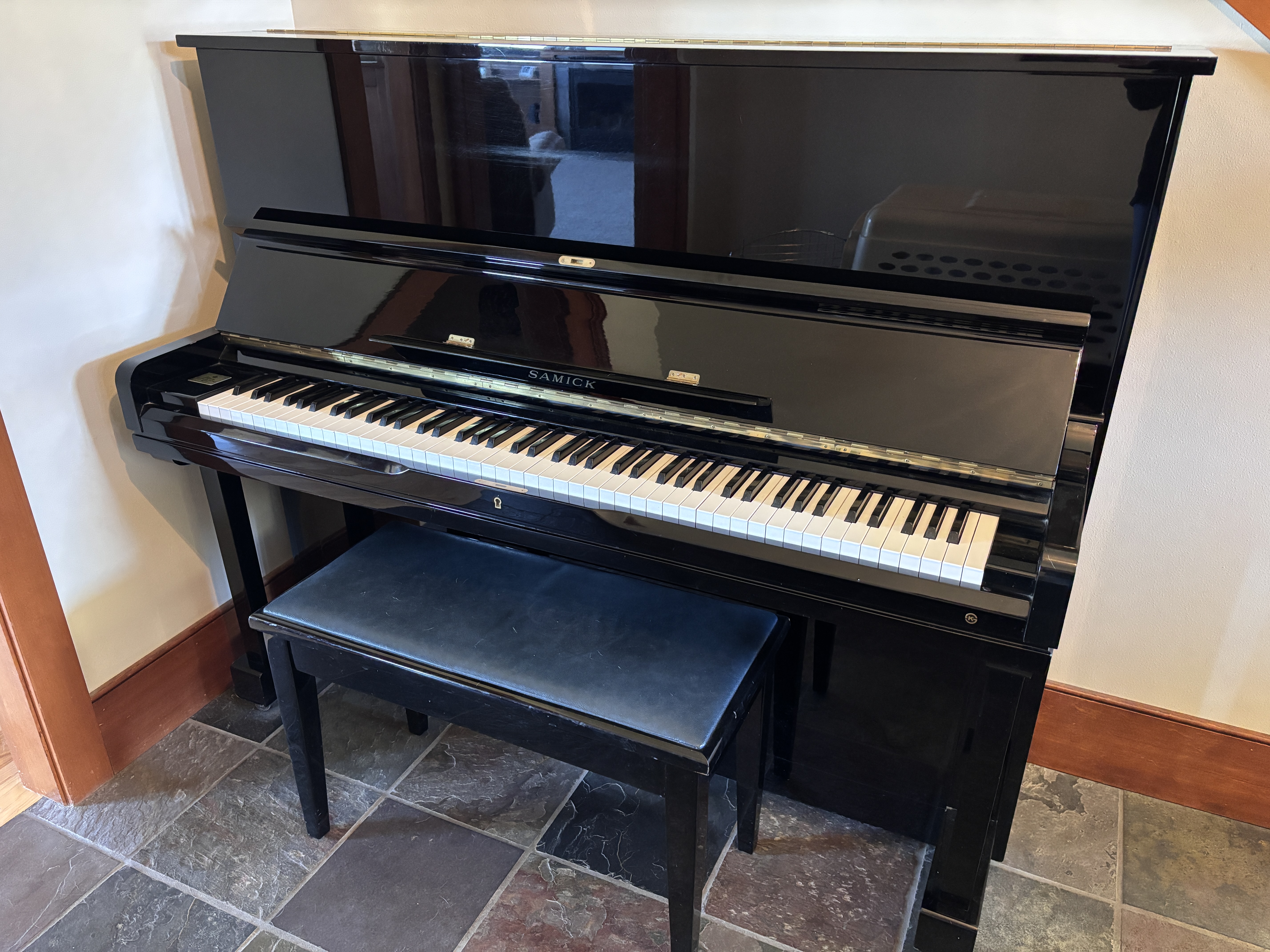 Samick Professional Studio Upright in Excellent Condition 