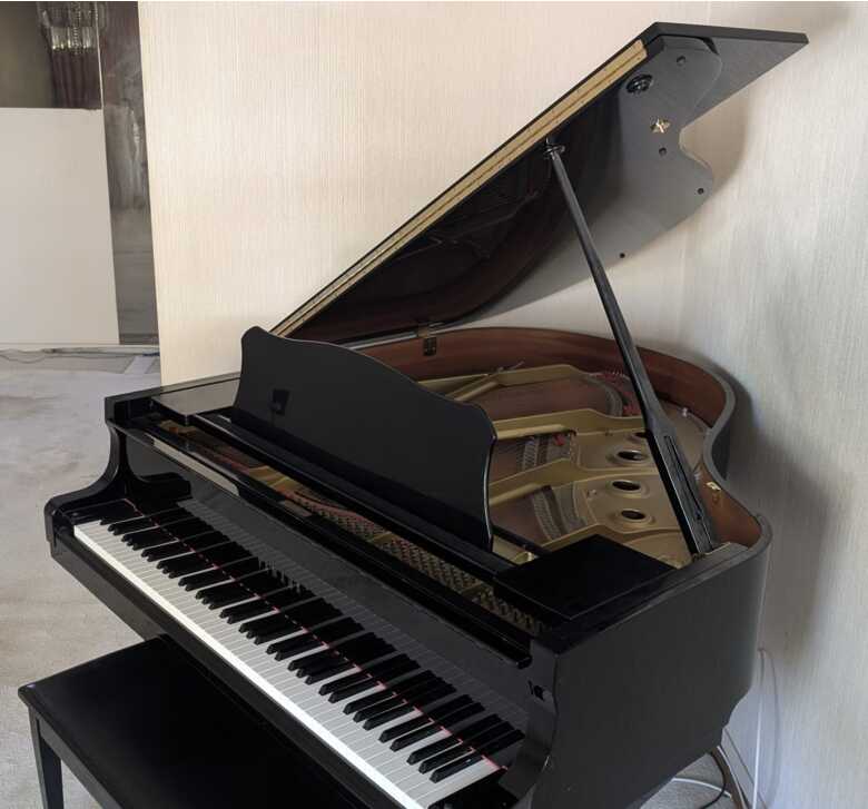 Beautiful 1992 Yamaha G1 Grand Piano (5'3") – Mint Condition
