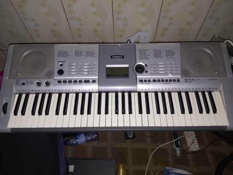 Genuine Yamaha PSR-E403 Keyboard – Titanium Silver