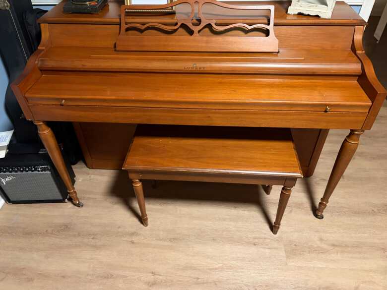 Lowrey Upright Excellent Condition Beautiful Sound
