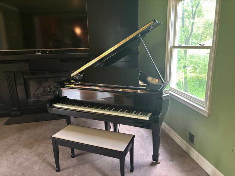 Yamaha G1 Baby Grand High Gloss Ebony w Bench