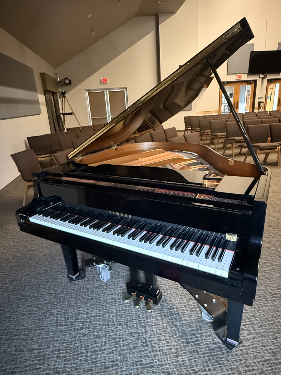 Yamaha GH1 Baby Grand Piano / Dolly / Bench / Light