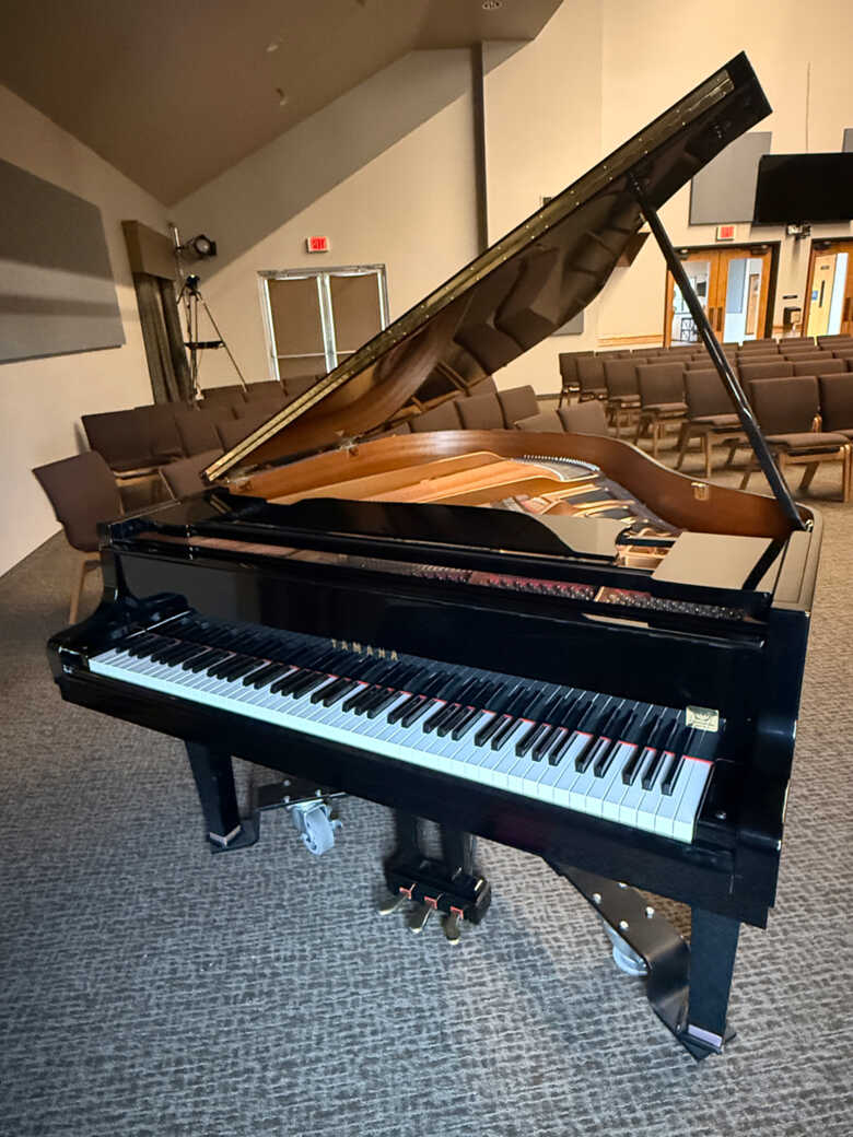 Yamaha GH1 Baby Grand Piano / Dolly / Bench / Light