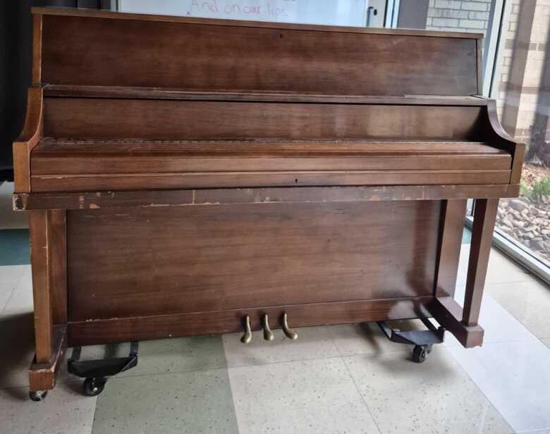 Yamaha P202 Studio Upright Piano - Made in Japan (Excellent 