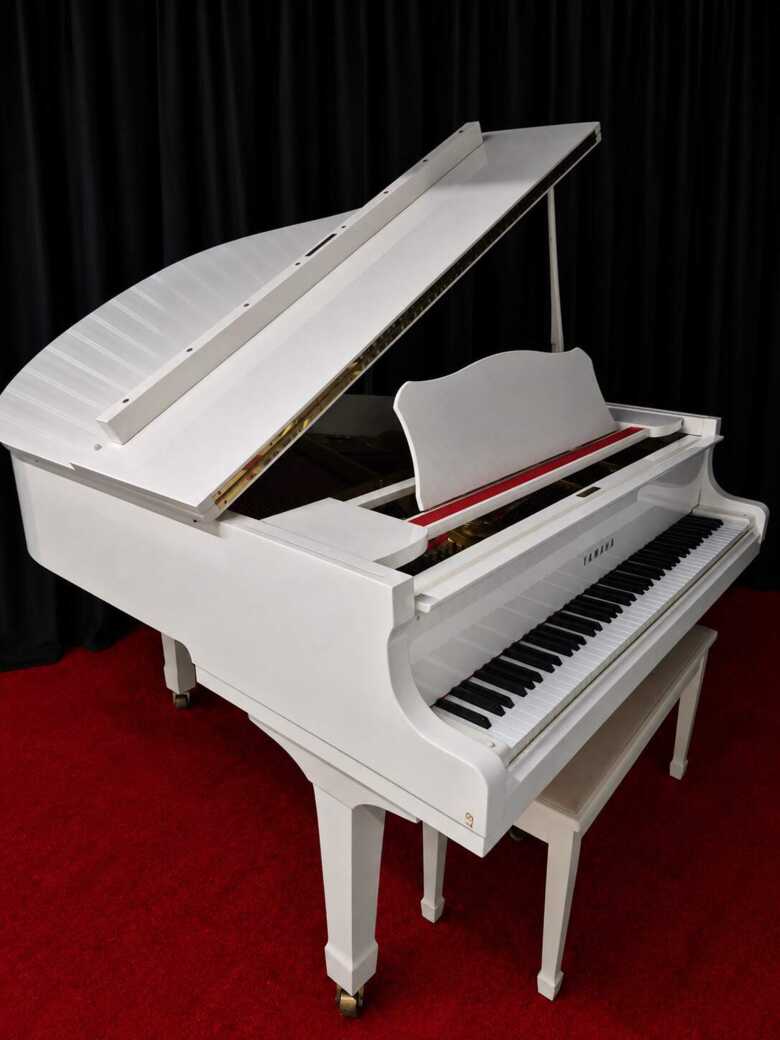 White Yamaha G1, Pristine Condition, 5'3" Showroom Condition