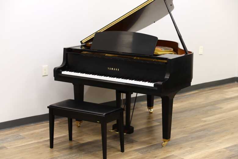 Refurbished Yamaha baby grand, made in Japan