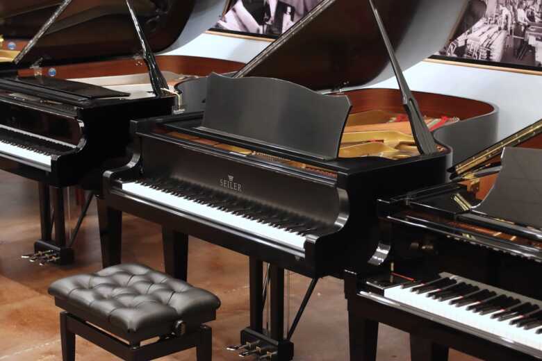 Nearly New Seiler grand [VIDEO]
