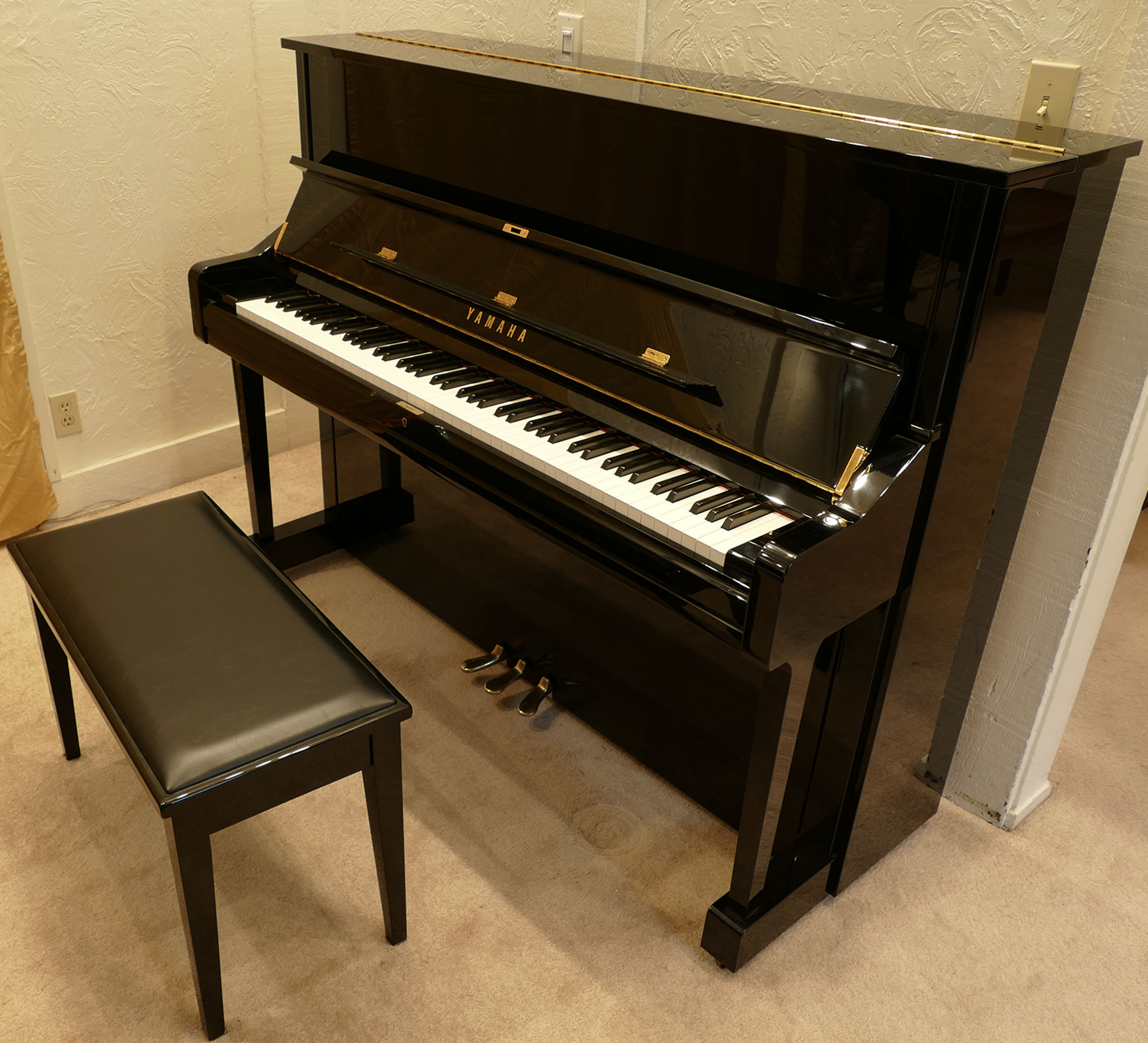Like New Yamaha U1 Professional Upright in Polish Ebony