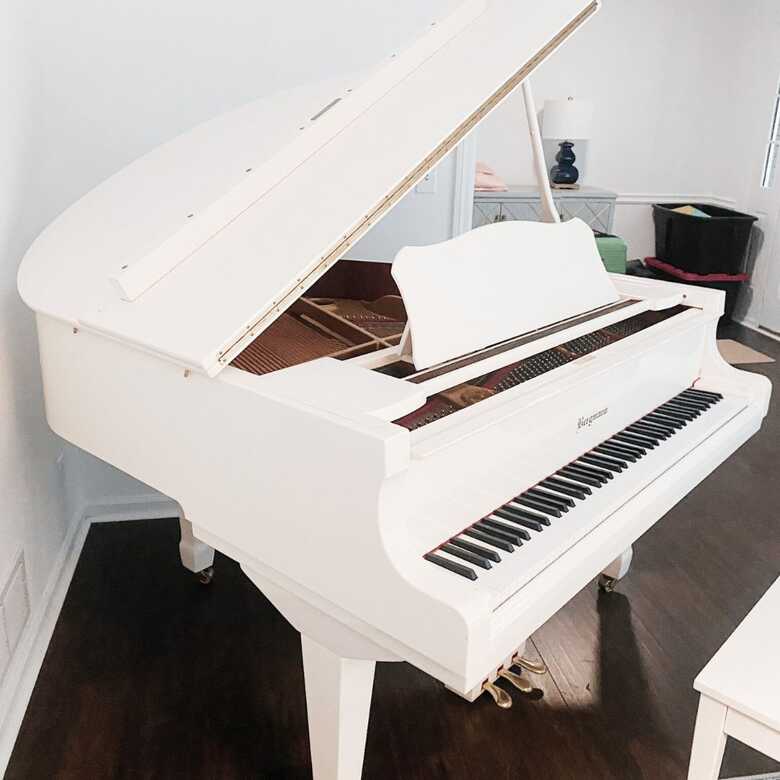 Gorgeous white baby grand piano 4'11
