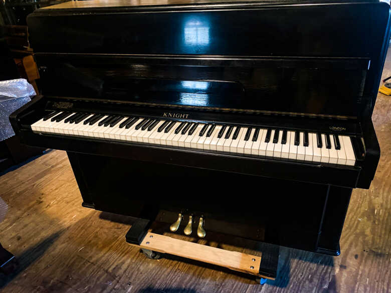 Acoustic upright piano Knight 44''