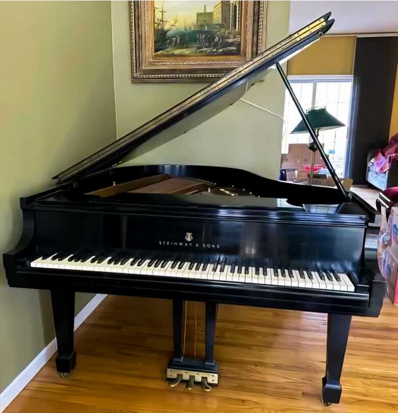 Steinway & Sons Model M 5' 7" baby grand piano