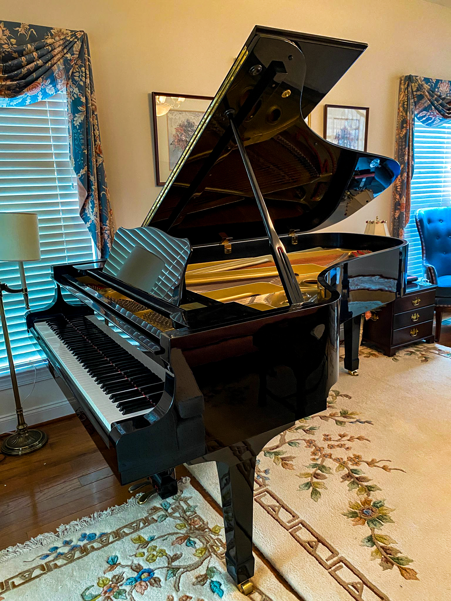 An amazing concert grand piano Yamaha C7