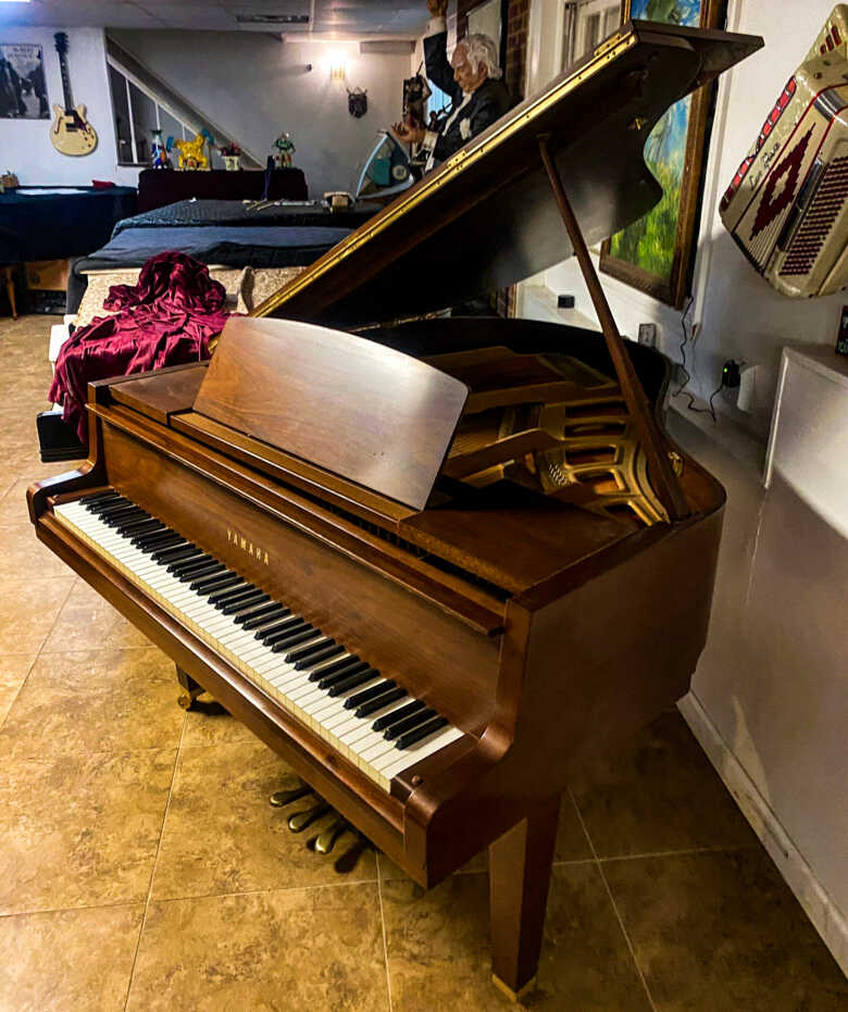 Precious Yamaha GH1 5'3'' baby grand piano