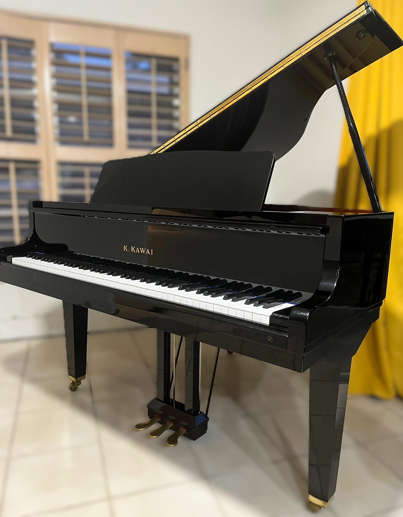 Elegant K. Kawai GM-1 Grand Piano – Compact Beauty with Prem