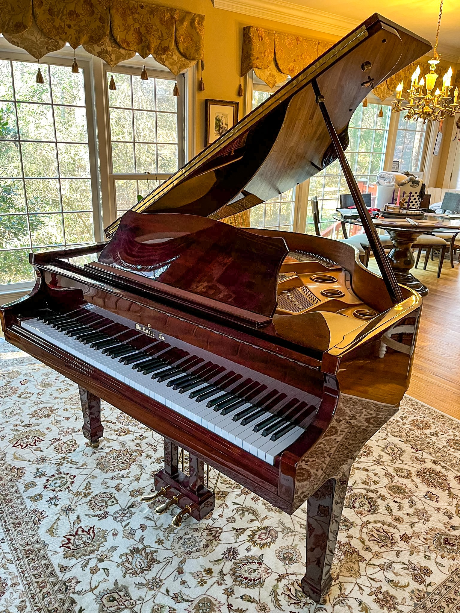 Elegant Knabe Petite Baby Grand Piano - Ribbon Mahogany Fini